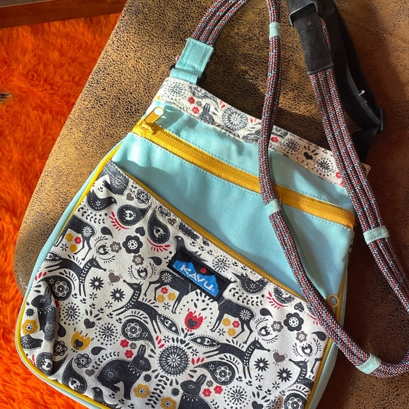 Kavu Light Blue and Folk-Print Crossbody Pouch - Picture 4 of 6